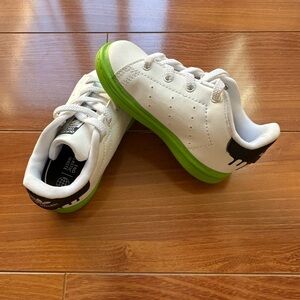 Adidas Black and Green Sneakers Modern Sporty Design